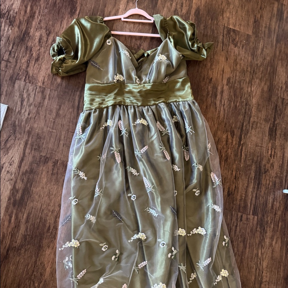 Floorlength green dress with floral tulle! Size 22